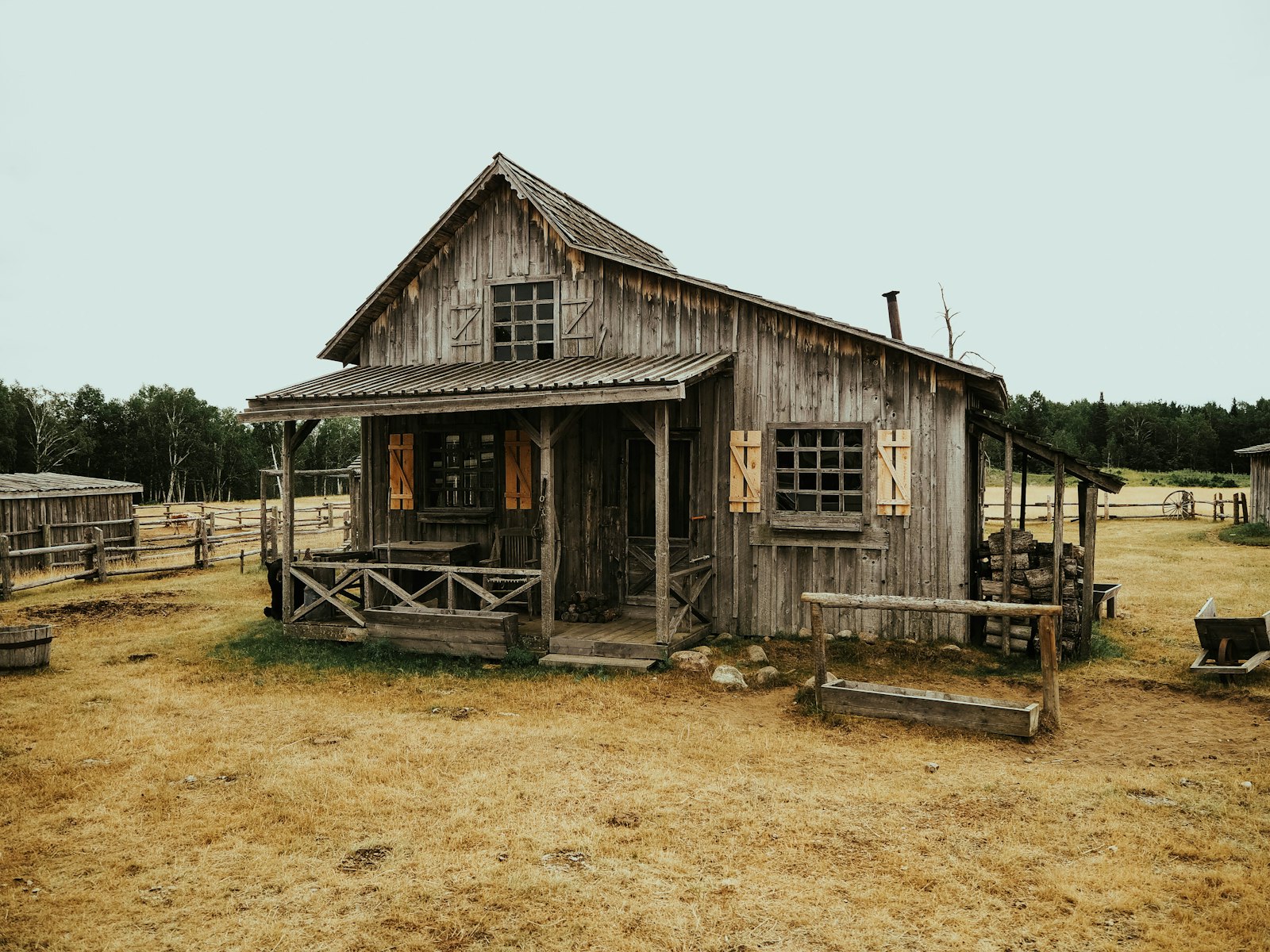 白い空の下の茶色の木造住宅