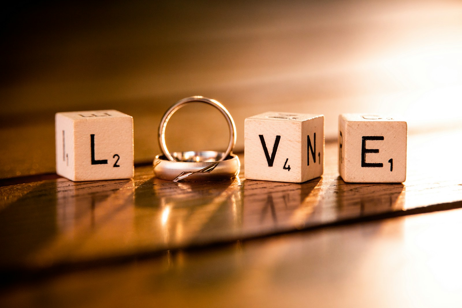 LOVEの文字ブロックの間に置かれた指輪