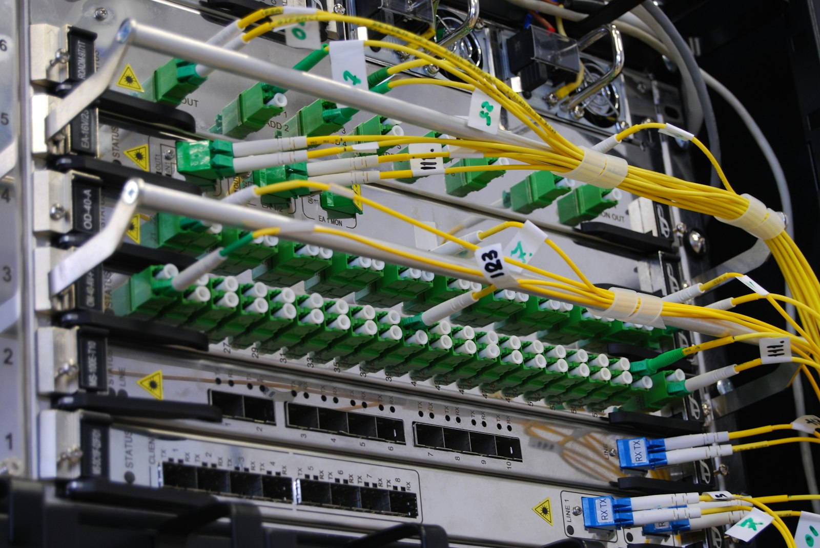 ネットワーク機器に接続された光ファイバーケーブル