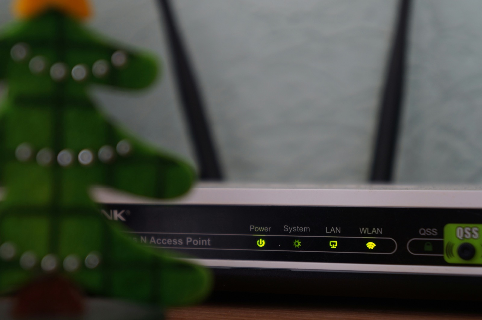 4つのランプがついた白と黒のモデムルーター