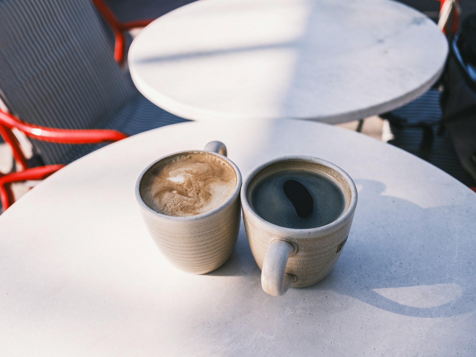 白いテーブルに置かれた2杯のコーヒー