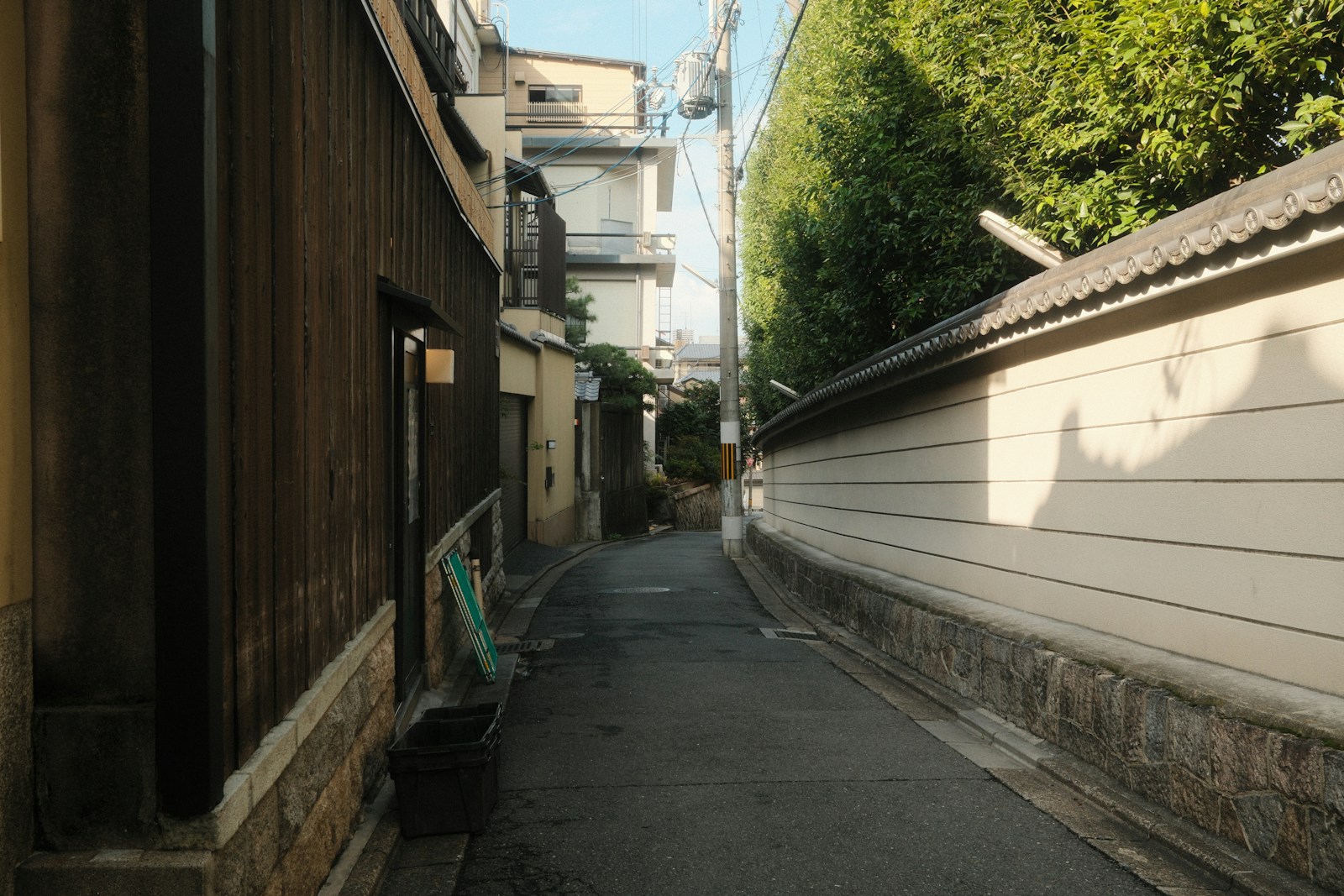 塀と建物に挟まれた細い路地