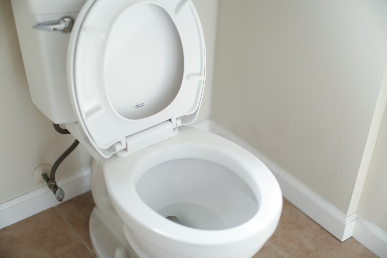 カバー付きの白い便器