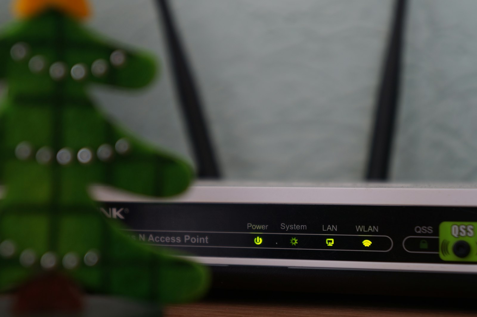 ランプが点灯した白と黒のルーター